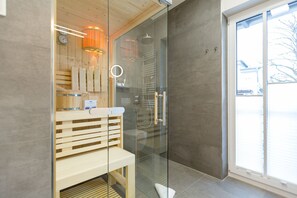 Douche, sèche-cheveux, serviettes fournies