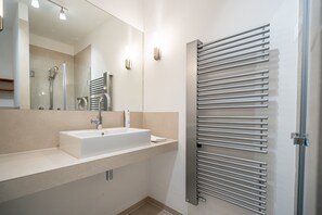 Douche, sĂšche-cheveux, serviettes fournies