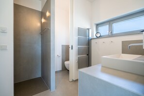 Douche, sèche-cheveux, serviettes fournies