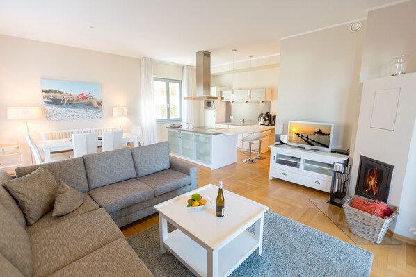 TV, fireplace