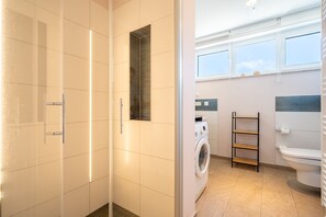 Een douche, een haardroger, handdoeken