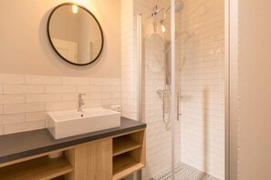 Shower, hair dryer, towels - Villa Bellevue, App. 06 (Heringsdorf)