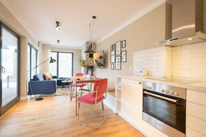 Kühlschrank, Ofen, Geschirrspüler, Wasserkocher mit Kaffee-/Teezubehör