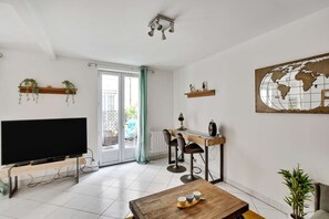 Interior - Chic Studio With Terrace Downtown Paris (17th arrondissement of Paris)