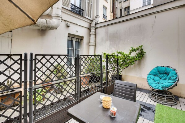 Outdoor dining - Chic Studio With Terrace Downtown Paris (17th arrondissement of Paris)