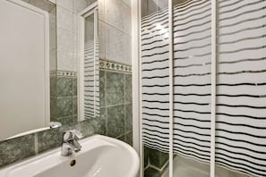 Dusche, Haartrockner, Bidet, Handtücher