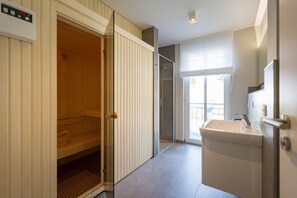 Douche, sèche-cheveux, serviettes fournies