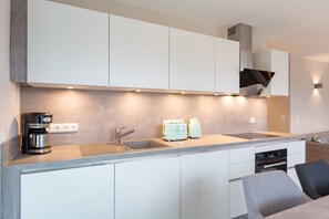 Kühlschrank, Ofen, Geschirrspüler, Wasserkocher mit Kaffee-/Teezubehör