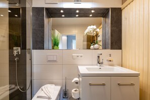 Douche, sèche-cheveux, serviettes fournies