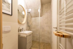 Douche, sèche-cheveux, serviettes fournies