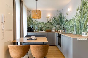 Kühlschrank, Ofen, Geschirrspüler, Wasserkocher mit Kaffee-/Teezubehör