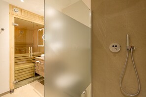 Een douche, handdoeken