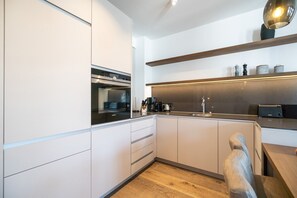 Een koelkast, een magnetron, een oven, een vaatwasser