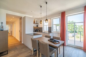 Kühlschrank, Mikrowelle, Ofen, Geschirrspüler