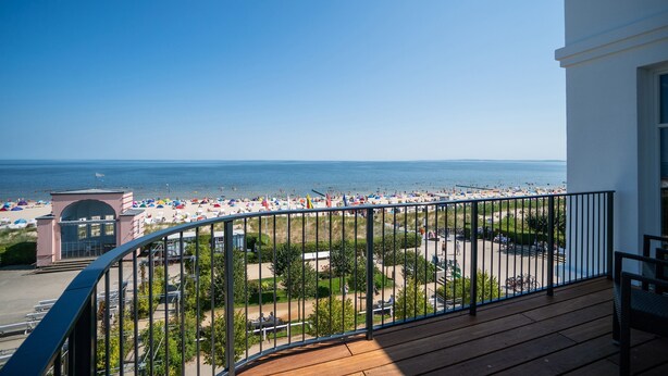 A balcony with a view of a beach and ocean. - Beachhouse Bansin, App. 19 (Heringsdorf)