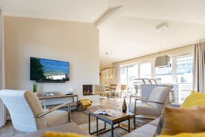 TV, fireplace