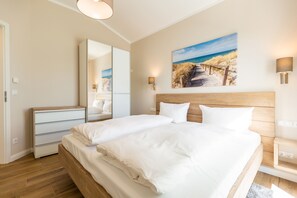 3 bedrooms, in-room safe, WiFi, bed sheets