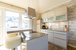 Kühlschrank, Ofen, Geschirrspüler, Wasserkocher mit Kaffee-/Teezubehör