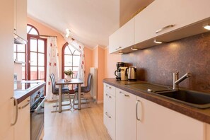 Kylskåp, ugn, diskmaskin och kaffe- och tebryggare