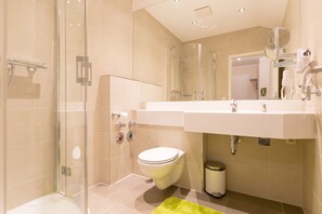 Dusche, Haartrockner, Handtücher, Toilettenpapier