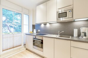Frigorífico, microondas, horno y placa de cocina