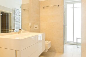 Een douche, een haardroger, handdoeken