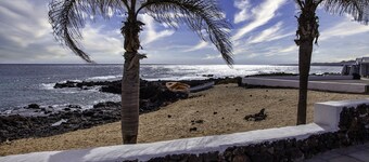 Family flat, beach 100m away, large and comfortable rooftop terrace.