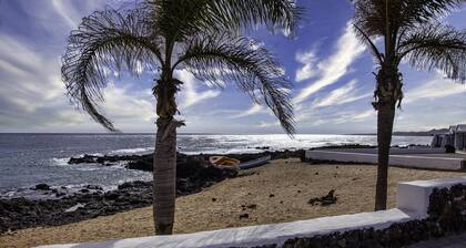 Family flat, beach 100m away, large and comfortable rooftop terrace.