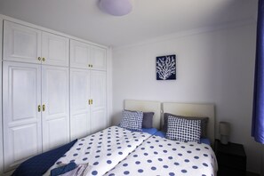 2 bedrooms, desk, iron/ironing board, travel cot - Family flat, beach 100m away, large and comfortable rooftop terrace. (Punta Mujeres)