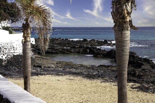 Family flat, beach 100m away, large and comfortable rooftop terrace.