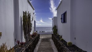 Un étroit sentier menant à un balcon d’où l’on peut admirer la mer.