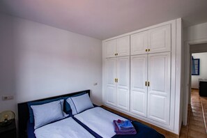 2 slaapkamers, een bureau, een strijkplank/strijkijzer, reisbedje