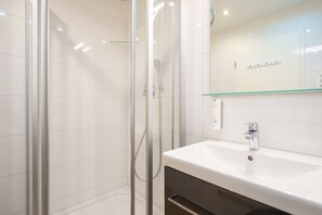 Dusche, Haartrockner, Handtücher