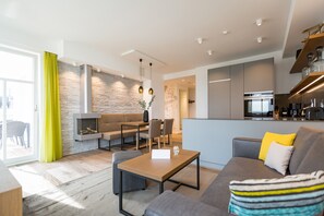 Televisión y chimenea 