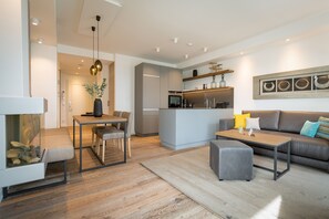 Una sala moderna con sofá, mesa de centro y comedor.