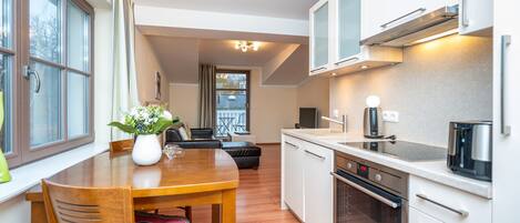 冷蔵庫、オーブン、食器洗い機、コーヒー / ティーメーカー