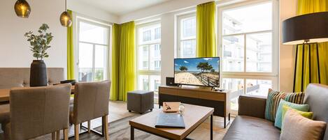 Een televisie en een open haard