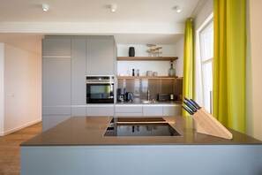 Kühlschrank, Mikrowelle, Ofen, Geschirrspüler