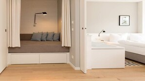 Una camera da letto moderna con un letto, un comodino, una lampada e un quadro appeso al muro.