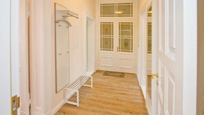 A hallway with white doors, a bench, and a mirror. - Villa on the Baltic Sea beach, App. 5 (Heringsdorf)