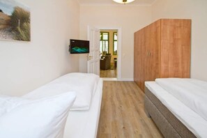 3 bedrooms, in-room safe, WiFi, bed sheets