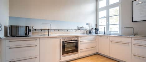 ثلاجة، فرن، غسالة أطباق، ماكينة لصنع القهوة/الشاي