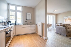 Kylskåp, ugn, diskmaskin och kaffe- och tebryggare