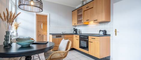 Kühlschrank, Ofen, Geschirrspüler, Wasserkocher mit Kaffee-/Teezubehör