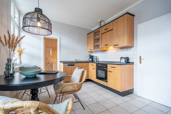 Køleskab, ovn, opvaskemaskine, kaffe-/temaskine