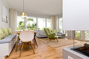 TV, fireplace - Villa Strandgrün, App. 01 (Heringsdorf)