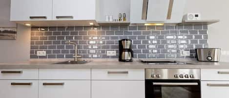 Kühlschrank, Mikrowelle, Ofen, Geschirrspüler