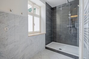 Shower, hair dryer, towels - Villa Schlossbauer, app. 01 (Heringsdorf)