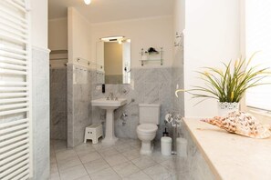 Shower, hair dryer, towels - Villa Schlossbauer, app. 01 (Heringsdorf)