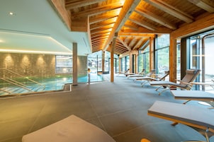 Una piscina techada, una piscina al aire libre, camas de piscina gratis